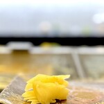 鮨 難波 - ショウガ。 難波さんのは、少し厚みのあるタイプ。 辛味、塩味しっかりで甘味は少なめで、シャリシャリした食感ですごく旨い。