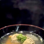 鮨 難波 - つみれ汁。 白身を一度焼いてつみれに。 柔らかでしっとりしてて優しくて、旨いしかない。 みそ汁じゃなくて、こういうのをだしてくれる大将の気持ちが素敵なのである。