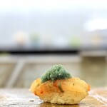 鮨 難波 - 甘エビ。 富山エビ軍団のスーパースター。 今回は子持ち。 ねっとり絡むエロティックな甘味が強烈。 小さなツブツブのアタックが海の味。