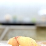 鮨 難波 - イサキ。 炙った握りをよく食べますが、生でもなんという甘さと旨さ。 品のいい脂がのってて抜群に旨い。