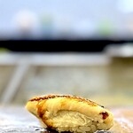 鮨 難波 - アナゴ。 崩壊系のアナゴ。 気をつけて、気を抜かずにさっと持たないと崩壊するレベル。 口に入れたら即、アナゴリゾット完成。