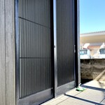 鮨 難波 - 貫禄ある玄関。 ここからカウンターまでずっとフラット。