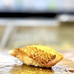 鮨 難波 - じっくり炙ると、のどぐろの脂が溶け出してシャリに染み込んで、シャリも熱々に。 あー、もう２個お願いしときゃよかった。