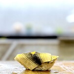 324155714 - コハダ。 難波さんのコハダはわりと軽めの〆め。 酢だち、塩味がどかんときません。 ここのシャリにぴったり。 今回は、おぼろが多めか、ほんのり甘く、より優しいコハダ。 いやー、これも旨いなぁ。