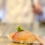 鮨 難波 - アジ。 実にきれいなアジの香りと味わい。 すごいですね。 控えめな香りづけだけど、脂ののりがよくて、僕の大好きなタネ。