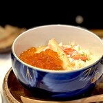 鮨 難波 - イクラカニシャケの小丼。 小丼？ いや、小さめのごはん茶碗くらいありますよ。 イクラとカニとシャケの下は茶碗蒸し＋シャリ。 熱々。 難波さんらしい一品。
