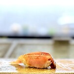 鮨 難波 - ヒラマサ。 難波さんではめずらしいヒラマサ。 僕は初めてじゃないかな。 ヒラマサは青魚ですが、今が旬。 ブリやカンパチの仲間だけあって、重量級の脂が旨い。 まだ少し軽やでプリンとしてます。 これも旨いなぁ。 ずっと咀嚼してたい。