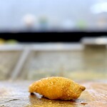 鮨 難波 - サワラ。 難波さんはけっこう白身をごましょうゆまみれにします。 ぺったり吸いつくようなサワラの甘味ある食感に胡麻の強烈な風味が加わって、新鮮な味わい。 これも味わい深い旨さ。