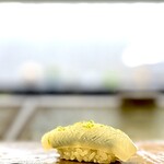 鮨 難波 - アオリイカ。クリリンとした軽快な食感。 これも毎度のタネ。 柑橘の香りを巧みに使います。 これも旨い。