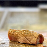 鮨 難波 - マグロ炙り。 けっこう火入れしちゃってるので、肉っぽさが増してます。 氷見和牛を超えました。 炙りマグロってあまり経験ないけど、これ旨いです。