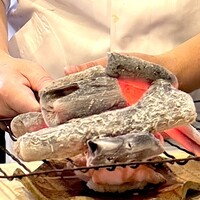 鮨 難波 - ノドグロ。 追加で、なんか炙ったのお願いって言ったらノドグロ登場。 うれしい。 たった１貫でもこうして丁寧に炭火で。 ハンディーバーナーとは香りも温度もまったく違うんです。