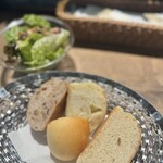 ル バー ラ ヴァン サンカンドゥ アザブ トウキョウ - 【アサリと水菜のアンチョビバターソースランチ　1000円】セットの成城石井のベーカリーはなんと！食べ放題！