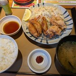 やよい軒 - 料理写真:鶏皮餃子と鶏竜田揚げの定食