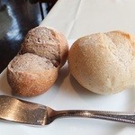 キュイエット - ご近所の工房で作られているパン。クルミ入りのパン(左)と丸い白いパン（右）。