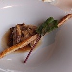 キュイエット - 松茸と北寄貝のポワレ
      クミン風味のパイを添えて