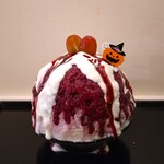 京氷ゆきみ庵 - 氷に、巨峰ソース、ヨーグルトソースがたっぷりかかっていて、上にカットされたブラックシャインマスカットが添えられている～!!( ^o^)ﾉ 