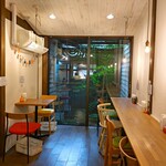 京氷ゆきみ庵 - 奥のカウンター席、テーブル席の様子～!!( ^o^)ﾉ