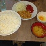 麺飯食堂 めしきんぐ - ハンバーグと生姜焼き定食、きんぐご飯(800g)、生卵