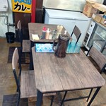 麺飯食堂 めしきんぐ - 店内 テーブル席