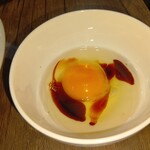 麺飯食堂 めしきんぐ - 生卵に醤油かけ