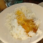 麺飯食堂 めしきんぐ - ご飯に溶き卵を投入