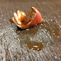 まんてん鮨 - 鰹　ひとつ食べちゃいました