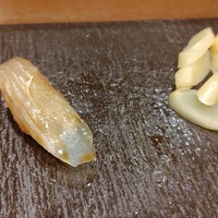 まんてん鮨 - ヒラメ　生姜の茎が美味しい