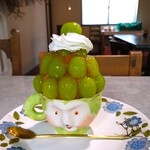 嘘と僕 - 人の顔した容器に、かき氷、その上にカットされたシャインマスカットがたっぷり盛りつけられている〜!! その上にエスプーマクリームとシャインマスカット〜!!( ^o^)ﾉ