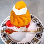 嘘と僕 - 氷の中には、ヨーグルトクリーム、ほうじ茶ゼリーが入っており、ヨーグルトクリームの酸味とほうじ茶ゼリーのぷるんぷるんした食感が良いアクセントになっている～!!( ^o^)ﾉ