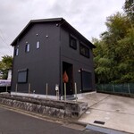 嘘と僕 - 黒い外観で店舗と言うより普通の家って感じ～!!( ^o^)ﾉ