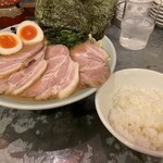 青木家 - 豚骨正油、チャーシュー+味玉+白飯！最高！
