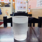 味楽 - 着席後すぐに提供してくれる、冷たいお水。