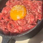 ホルモン コウ - 量多っ！炙りユッケというより、あたためユッケ。脂が溶けてうまー