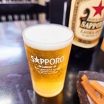 味楽 - 管理が行き届いたコップでいただく旨さは格別。