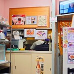 味楽 - 提供口には、2025年9月 & 10月 O.A. 情報が掲示されています。