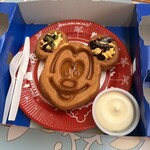 グレートアメリカン・ワッフルカンパニー - 溝にメープルを流し込むのが、やってみたかった。染み込みスタイルは美味しいし、おすすめ。