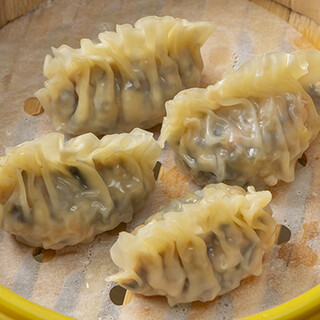 ひとつひとつ手作りの点心や自家製チャーシューを気軽に味わう