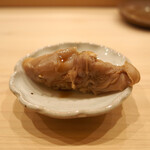 鮨かみなり - 三重 煮蛤（握り）