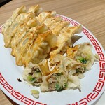 宇都宮餃子館 - 左:どんこ椎茸餃子、右:健太餃子