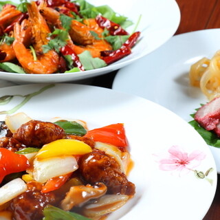 赤酢の酢豚や天使エビの麻辣炒めなど、多彩なアラカルトが充実