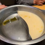 旬菜しゃぶ重 - (左)昆布だし、(右)濃厚豚骨だし