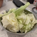串カツ田中 - お通しのキャベツ。一人前297円（画像は2人分）
