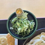 讃岐うどん むらさき - つけ汁と薬味