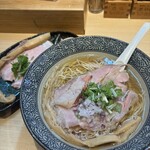 地鶏と金目鯛 中華そば 鶯 - 料理写真: