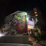 琉球中華食堂　ホットボックス - 表のアートが目を惹きますなあ