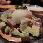 甚九郎 - まぐろとアボカド、温玉がいい仕事をするんだなぁ～