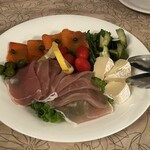 ニコラス - オードブル盛り合わせ（税込み１１００円、写真は２人前）
