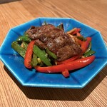 オクユカシ - 牛ハラミのチンジャオロース(税込1650円)