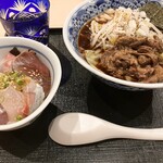 あら炊き中華そば 魚櫓魚櫓 - 八戸鞠姫牛BLACK＋5種海鮮丼