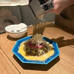 オクユカシ - 店員さんが目の前でチーズを削ってくれる